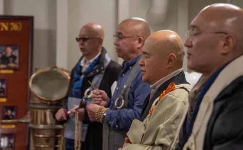 美国里根号航母邀请了14位日本高僧到航母里面念经祈福